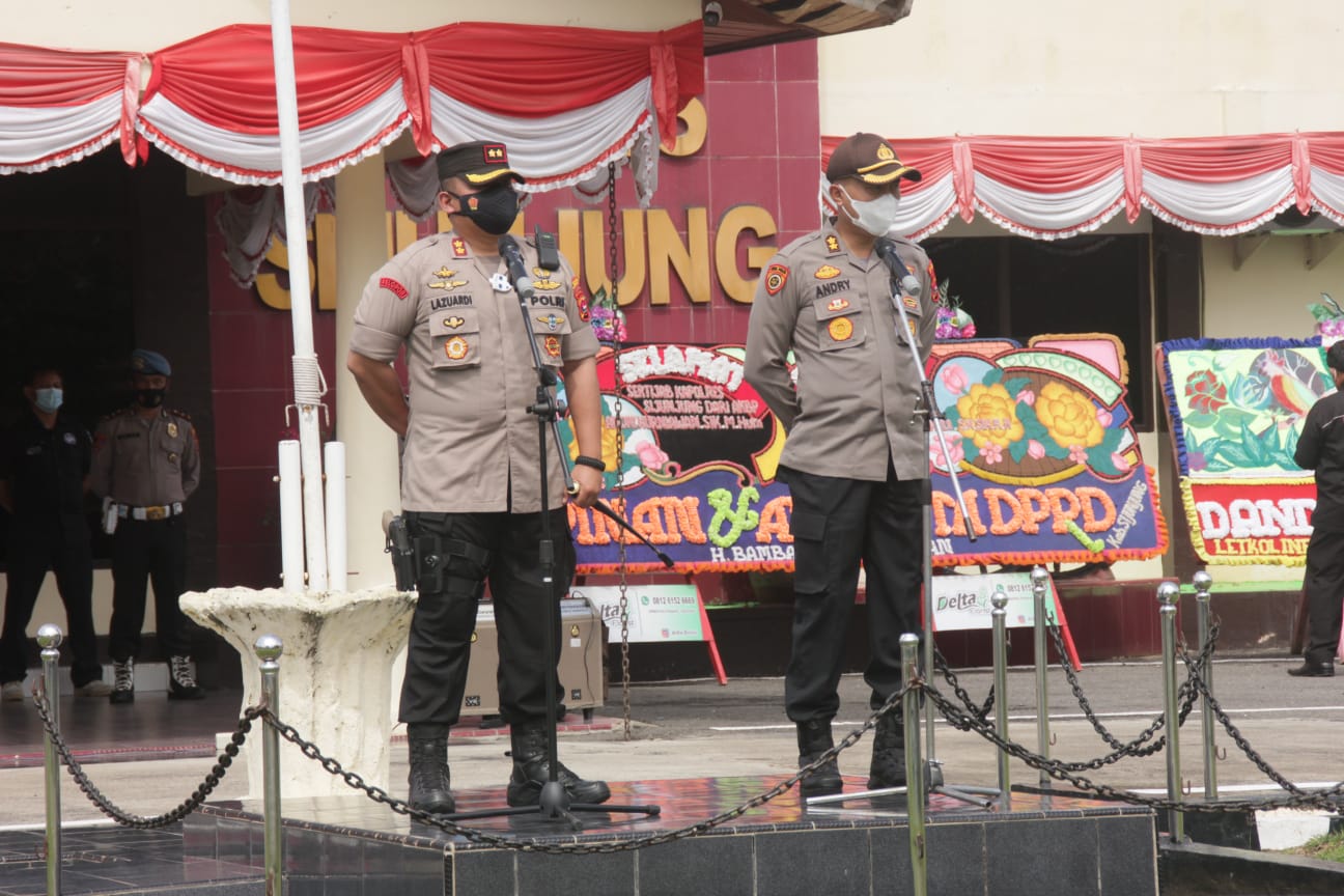 AKBP Andry Kurniawan dan AKBP Muhammad Ikhwan Lazuardi saat pisah sambut jabatan Kapolres Sijunjung.